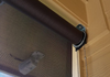 Cortinas enrollables opacas con rieles laterales 